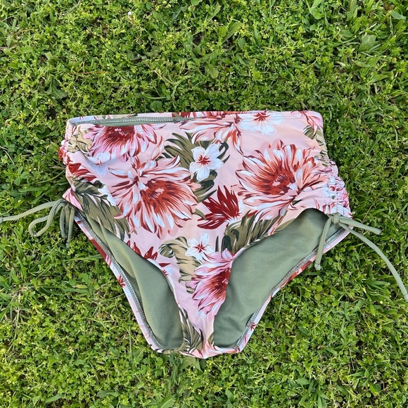 Kona Sol Small floral Swimsuit Bikini Bottoms size small Preowned summer pool - Picture 1 of 4